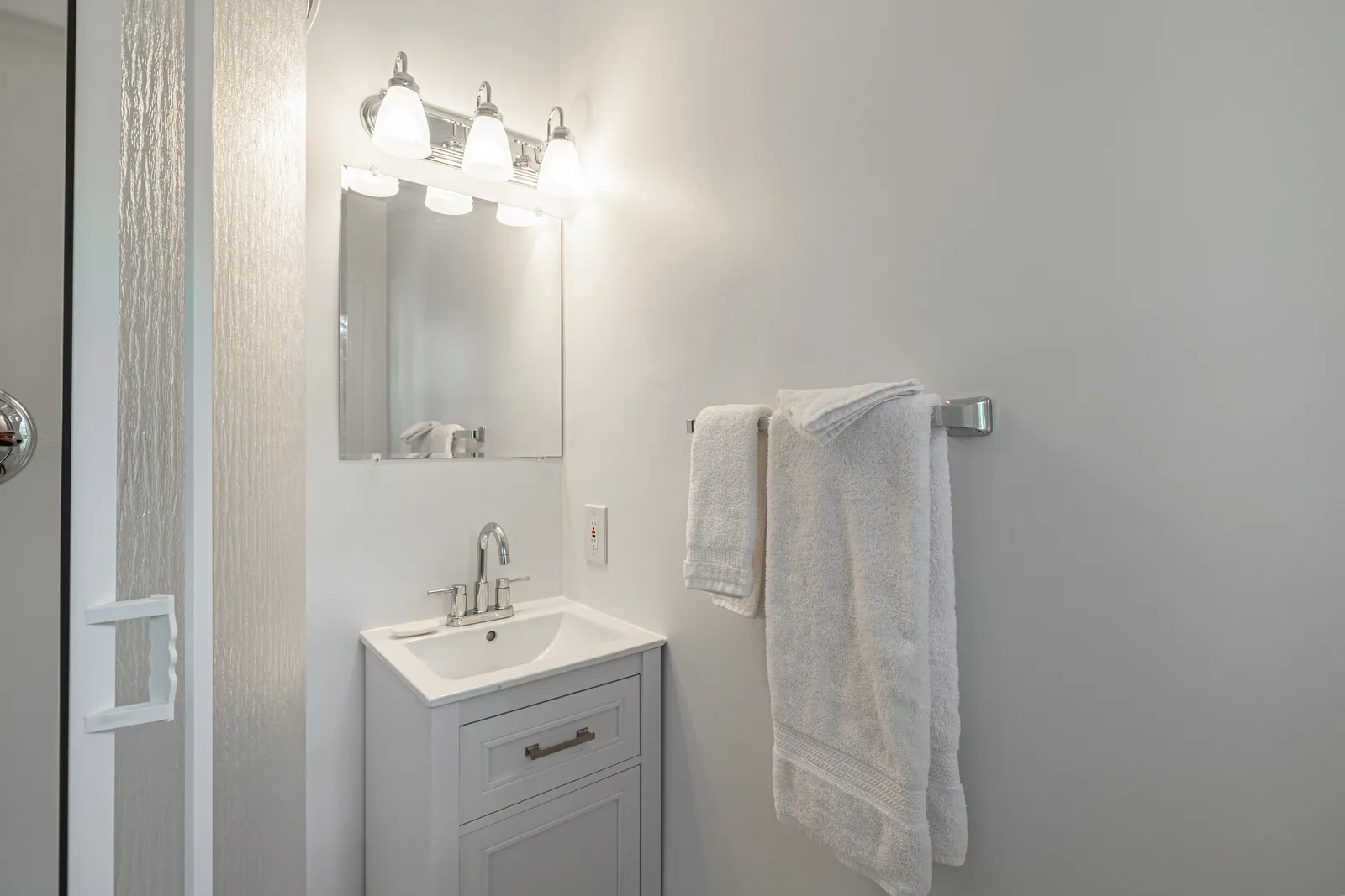8006 Anoka Rd — bathroom vanity