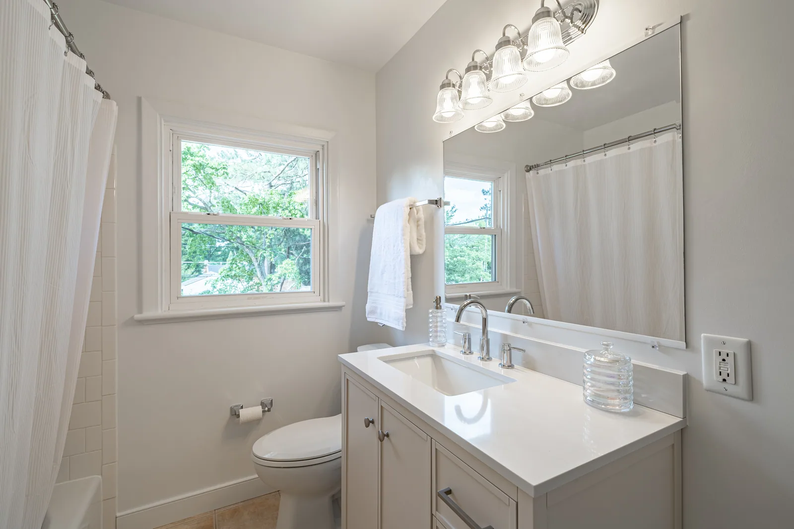 8006 Anoka Rd — full bathroom